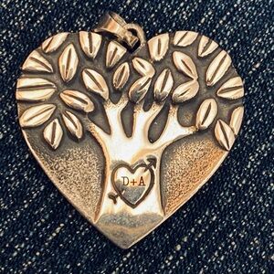 James Avery retired lasting love Pendant with Initials A&D.  Good stamp